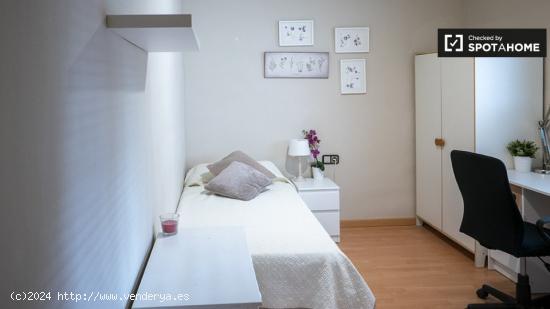 Se alquila habitación en piso de 2 dormitorios en Valencia - VALENCIA