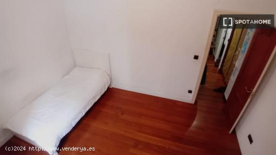 Se alquila habitación en piso de 3 dormitorios en Bilbao - VIZCAYA