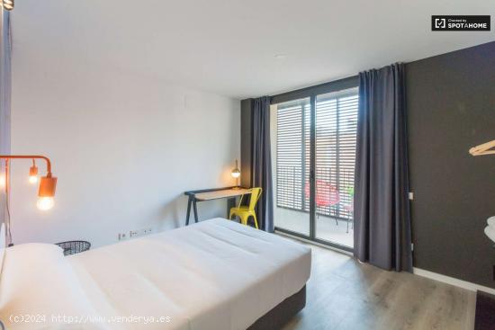  Habitación con terraza junto Metro Liceu en edificio coliving - BARCELONA 