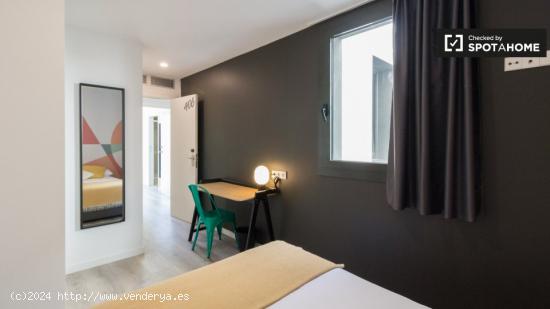 Se alquila habitación en piso de 3 habitaciones al lado de La Rambla - BARCELONA