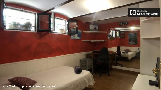 Se alquilan habitaciones en apartamento de 3 dormitorios en Madrid - MADRID