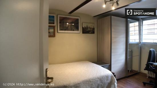 Se alquilan habitaciones en apartamento de 3 dormitorios en Madrid - MADRID