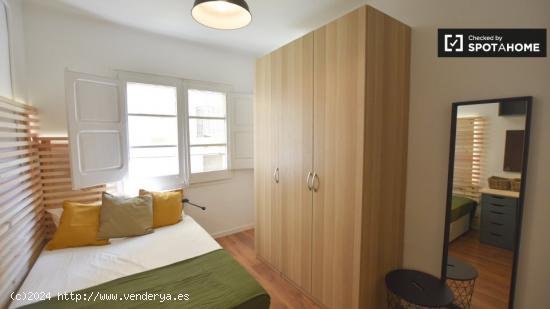 Se alquila habitación en piso de 3 habitaciones en Barcelona - BARCELONA