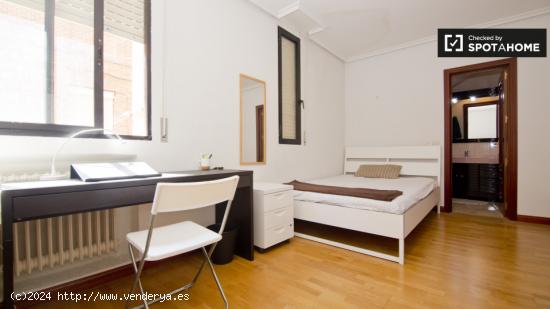 Luminosa habitación con calefacción en apartamento de 7 dormitorios, Tetuán - MADRID