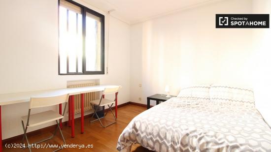 Habitación enorme con llave independiente en el apartamento de 7 dormitorios, Tetuán - MADRID