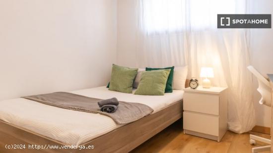 ¡Habitaciones en alquiler en un piso de 7 habitaciones en Madrid! - MADRID