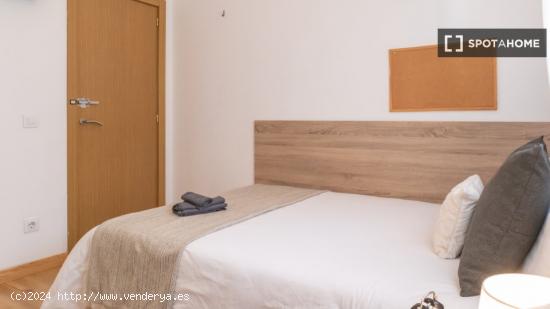 ¡Habitaciones en alquiler en un piso de 7 habitaciones en Madrid! - MADRID