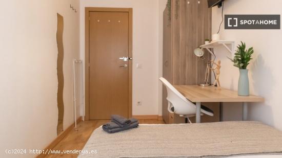 ¡Habitaciones en alquiler en un piso de 7 habitaciones en Madrid! - MADRID