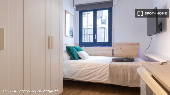 ¡Habitaciones en alquiler en un piso de 7 habitaciones en Madrid! - MADRID