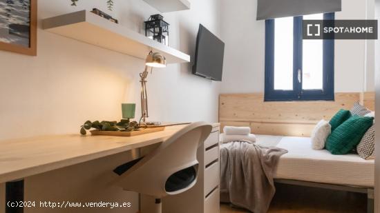 ¡Habitaciones en alquiler en un piso de 7 habitaciones en Madrid! - MADRID