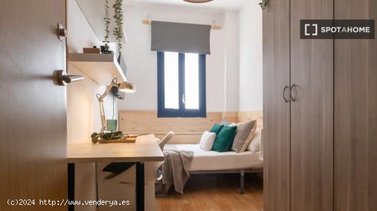 ¡Habitaciones en alquiler en un piso de 7 habitaciones en Madrid! - MADRID