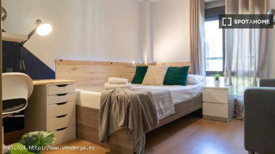 ¡Habitaciones en alquiler en un piso de 7 habitaciones en Madrid! - MADRID