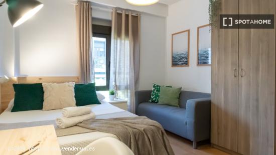 ¡Habitaciones en alquiler en un piso de 7 habitaciones en Madrid! - MADRID