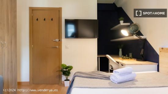 ¡Habitaciones en alquiler en un piso de 7 habitaciones en Madrid! - MADRID