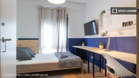 ¡Habitaciones en alquiler en un piso de 7 habitaciones en Madrid! - MADRID