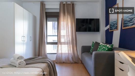 ¡Habitaciones en alquiler en un piso de 7 habitaciones en Madrid! - MADRID