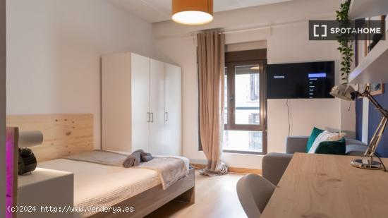 ¡Habitaciones en alquiler en un piso de 7 habitaciones en Madrid! - MADRID