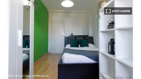 ¡Habitaciones en alquiler en un piso de 7 habitaciones en Madrid! - MADRID