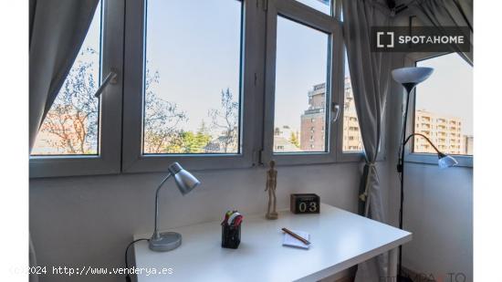 ¡Habitaciones en alquiler en un piso de 7 habitaciones en Madrid! - MADRID