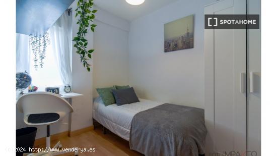 ¡Habitaciones en alquiler en un piso de 7 habitaciones en Madrid! - MADRID