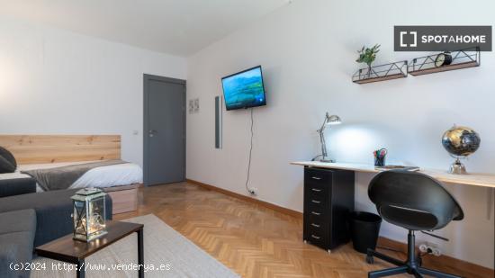 ¡Habitaciones en alquiler en un piso de 7 habitaciones en Madrid! - MADRID