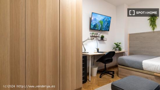 ¡Habitaciones en alquiler en un piso de 7 habitaciones en Madrid! - MADRID