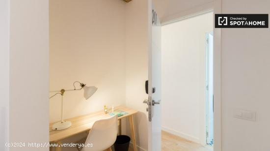 Se alquila habitación en apartamento de 5 habitaciones en el Barrio Gótico - BARCELONA