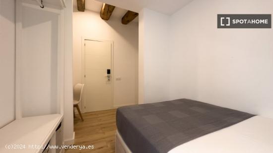 Se alquila habitación en apartamento de 5 habitaciones en el Barrio Gótico - BARCELONA