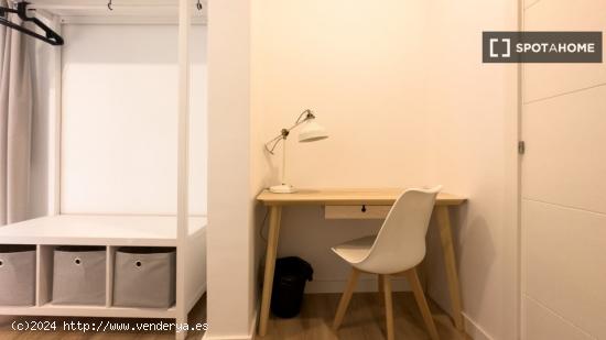 Se alquila habitación en apartamento de 5 habitaciones en el Barrio Gótico - BARCELONA