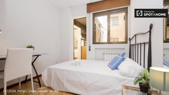 Bonita habitación con escritorio en un apartamento de 5 dormitorios, Fuencarral - MADRID