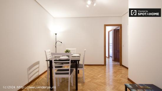 Bonita habitación con escritorio en un apartamento de 5 dormitorios, Fuencarral - MADRID