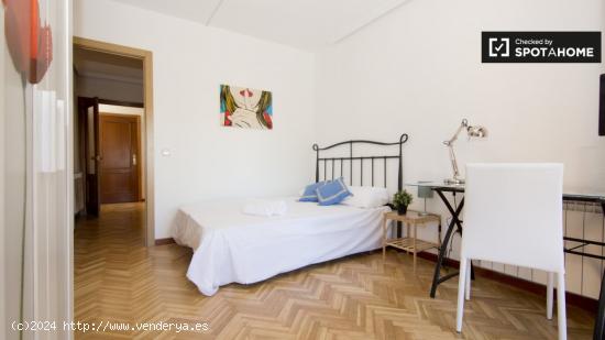 Amplia habitación con llave independiente en apartamento de 5 dormitorios, Fuencarral - MADRID