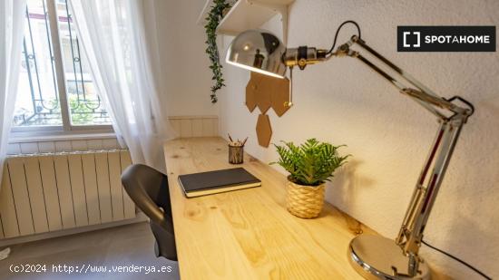 ¡Habitaciones en alquiler en un apartamento de 5 habitaciones en Madrid! - MADRID