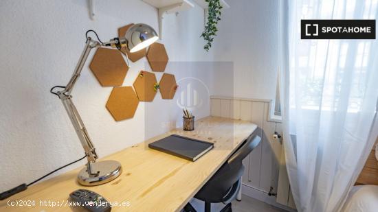 ¡Habitaciones en alquiler en un apartamento de 5 habitaciones en Madrid! - MADRID