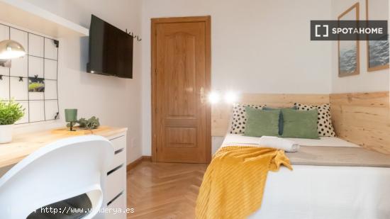 ¡Habitaciones en alquiler en un apartamento de 6 habitaciones en Madrid! - MADRID