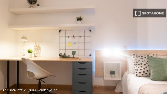 ¡Habitaciones en alquiler en un apartamento de 6 habitaciones en Madrid! - MADRID