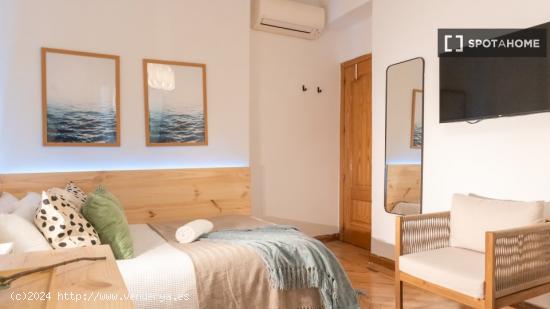 ¡Habitaciones en alquiler en un apartamento de 6 habitaciones en Madrid! - MADRID