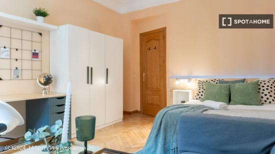 ¡Habitaciones en alquiler en un apartamento de 6 habitaciones en Madrid! - MADRID