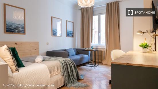 ¡Habitaciones en alquiler en un apartamento de 6 habitaciones en Madrid! - MADRID