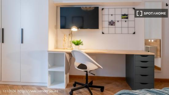 ¡Habitaciones en alquiler en un apartamento de 6 habitaciones en Madrid! - MADRID