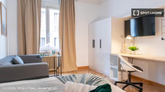 ¡Habitaciones en alquiler en un apartamento de 6 habitaciones en Madrid! - MADRID