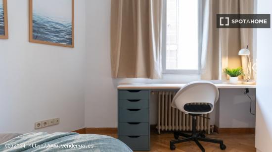 ¡Habitaciones en alquiler en un apartamento de 6 habitaciones en Madrid! - MADRID