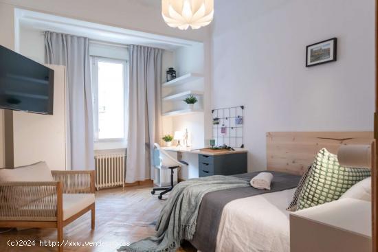  ¡Habitaciones en alquiler en un apartamento de 6 habitaciones en Madrid! - MADRID 