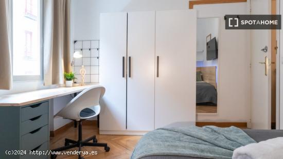 ¡Habitaciones en alquiler en un apartamento de 6 habitaciones en Madrid! - MADRID