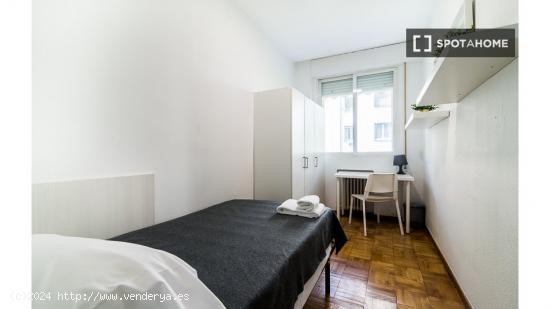 ¡Habitaciones en alquiler en un apartamento de 5 habitaciones en Madrid! - MADRID