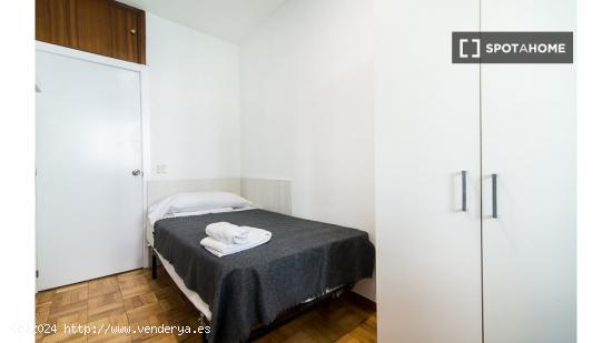 ¡Habitaciones en alquiler en un apartamento de 5 habitaciones en Madrid! - MADRID