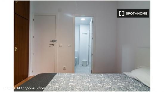 Alquiler de habitaciones en apartamento de 6 dormitorios en Pacífico, Madrid - MADRID