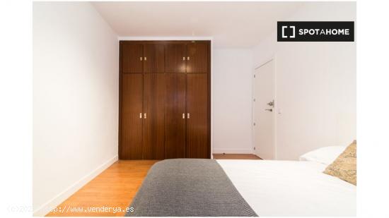 Alquiler de habitaciones en apartamento de 6 dormitorios en Pacífico, Madrid - MADRID