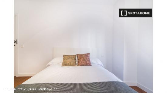 Alquiler de habitaciones en apartamento de 6 dormitorios en Pacífico, Madrid - MADRID