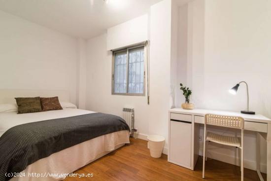  Alquiler de habitaciones en apartamento de 6 dormitorios en Pacífico, Madrid - MADRID 